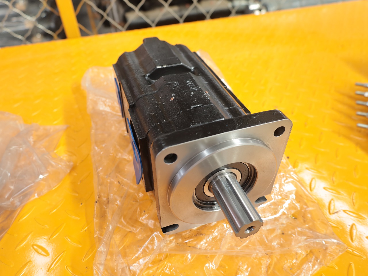 High pressure twin pump truck with crane