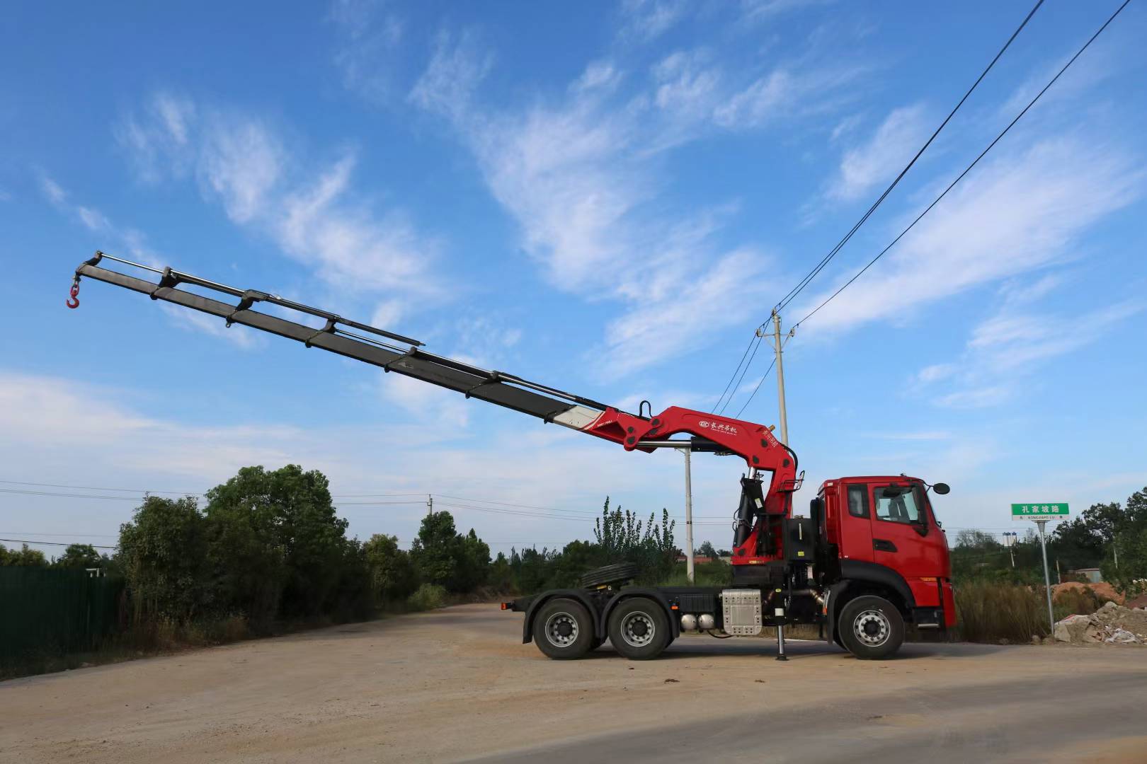 Dongfeng Tianlong Traction Head 30 ton Folding Arm Truck Mounted Crane