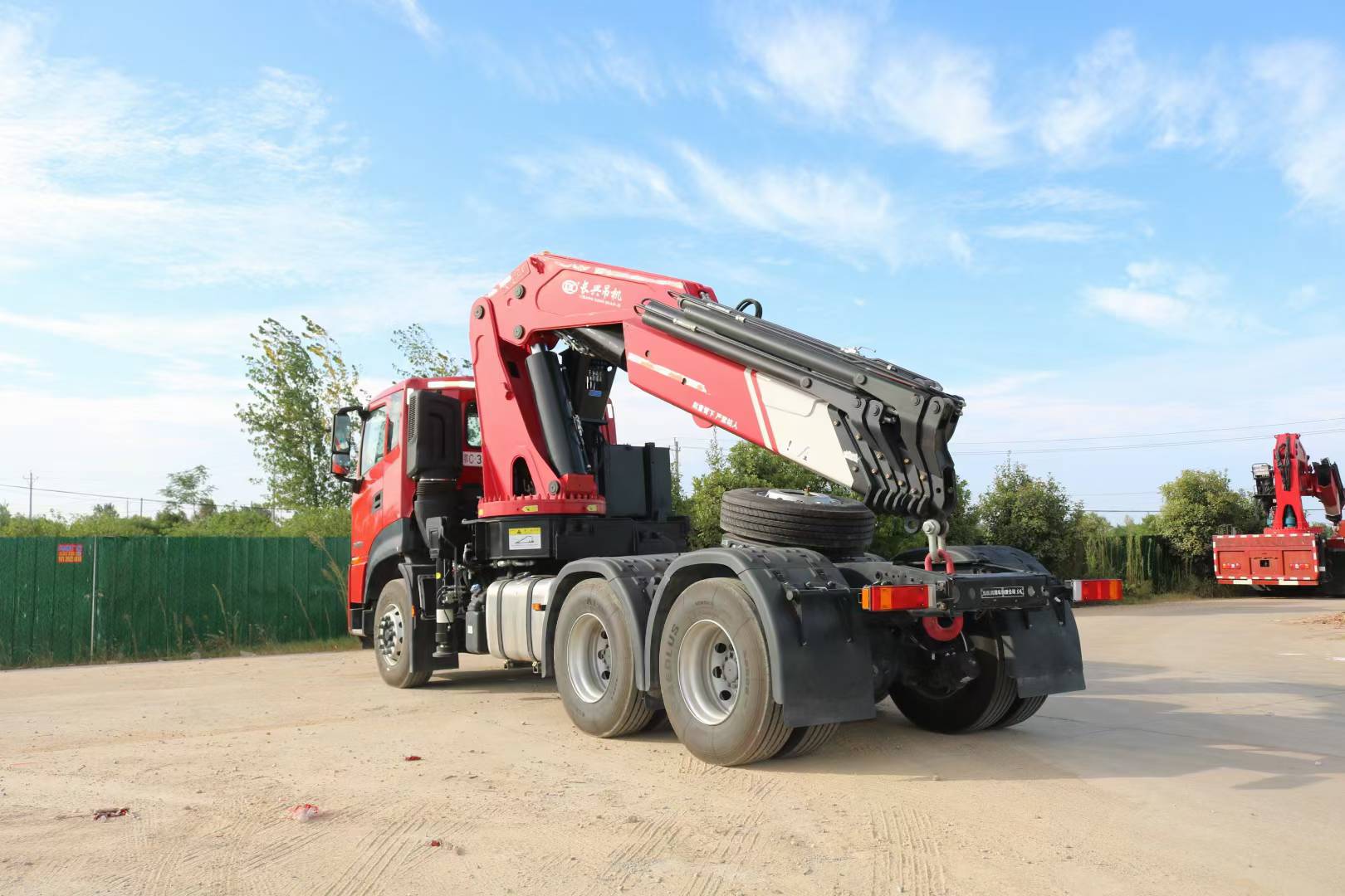 Dongfeng Tianlong Traction Head 30 ton Folding Arm Truck Mounted Crane