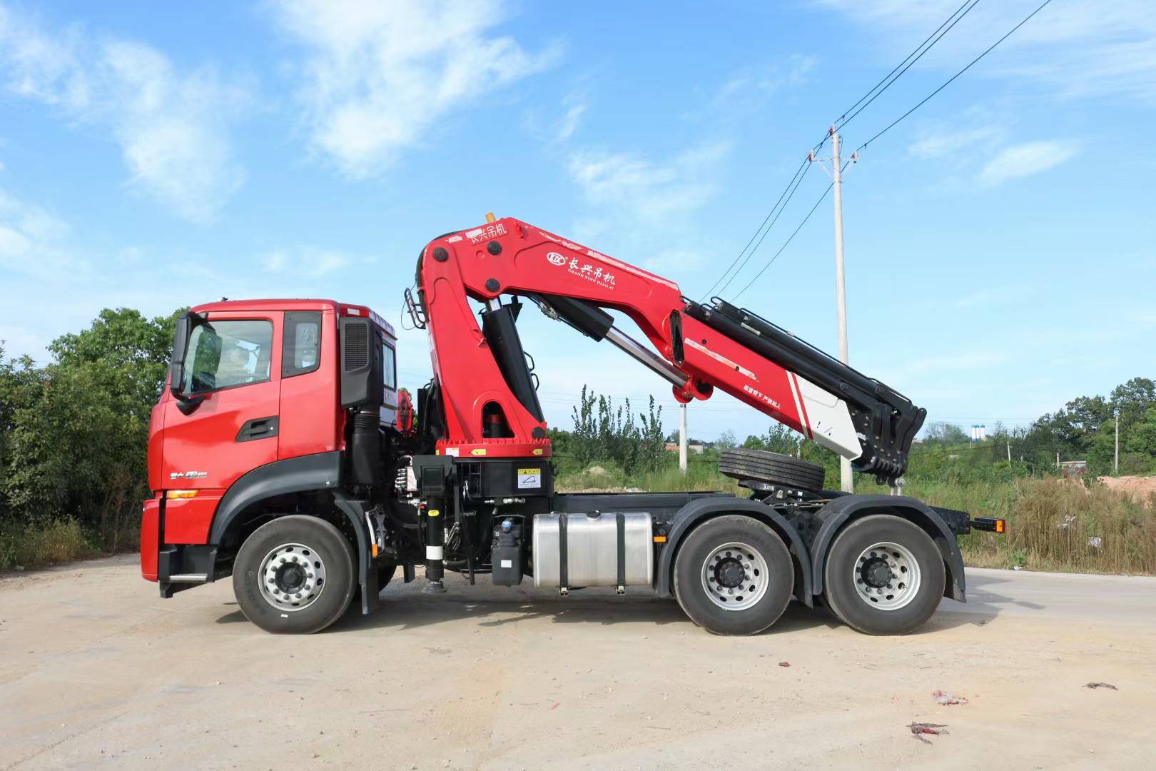 Dongfeng Tianlong Traction Head 30 ton Folding Arm Truck Mounted Crane