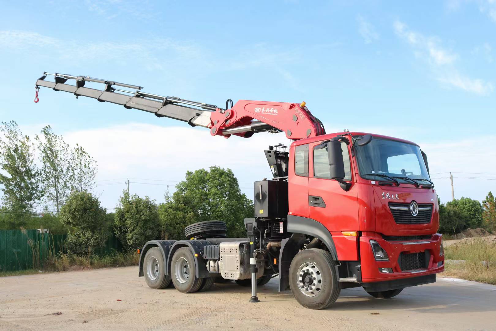 Dongfeng Tianlong Traction Head 30 ton Folding Arm Truck Mounted Crane
