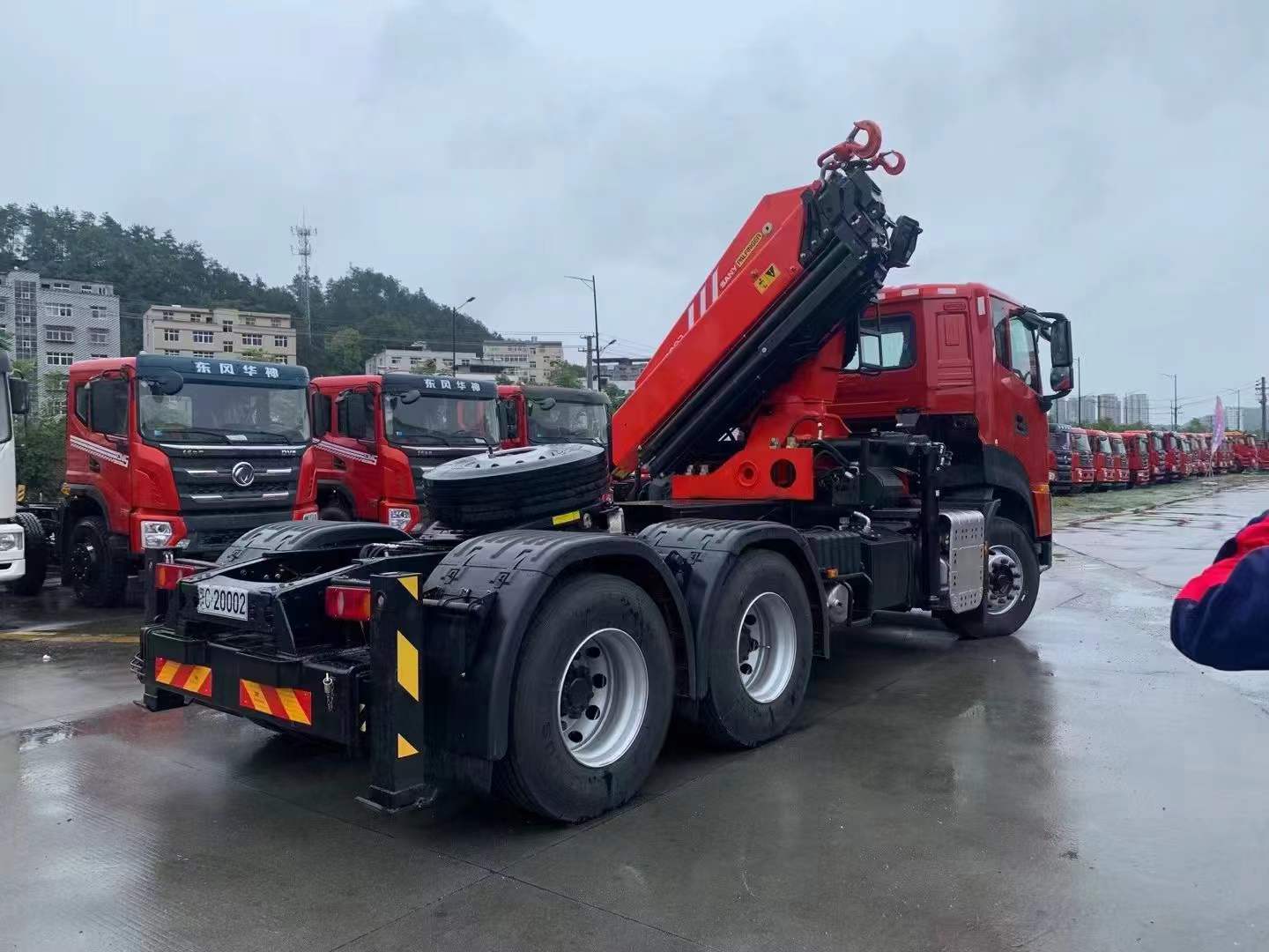 Shacman X3000 Sinotruk 6x4 6x6 tractor trailer mounted Sany parfiger 25-35 ton articulated boom crane