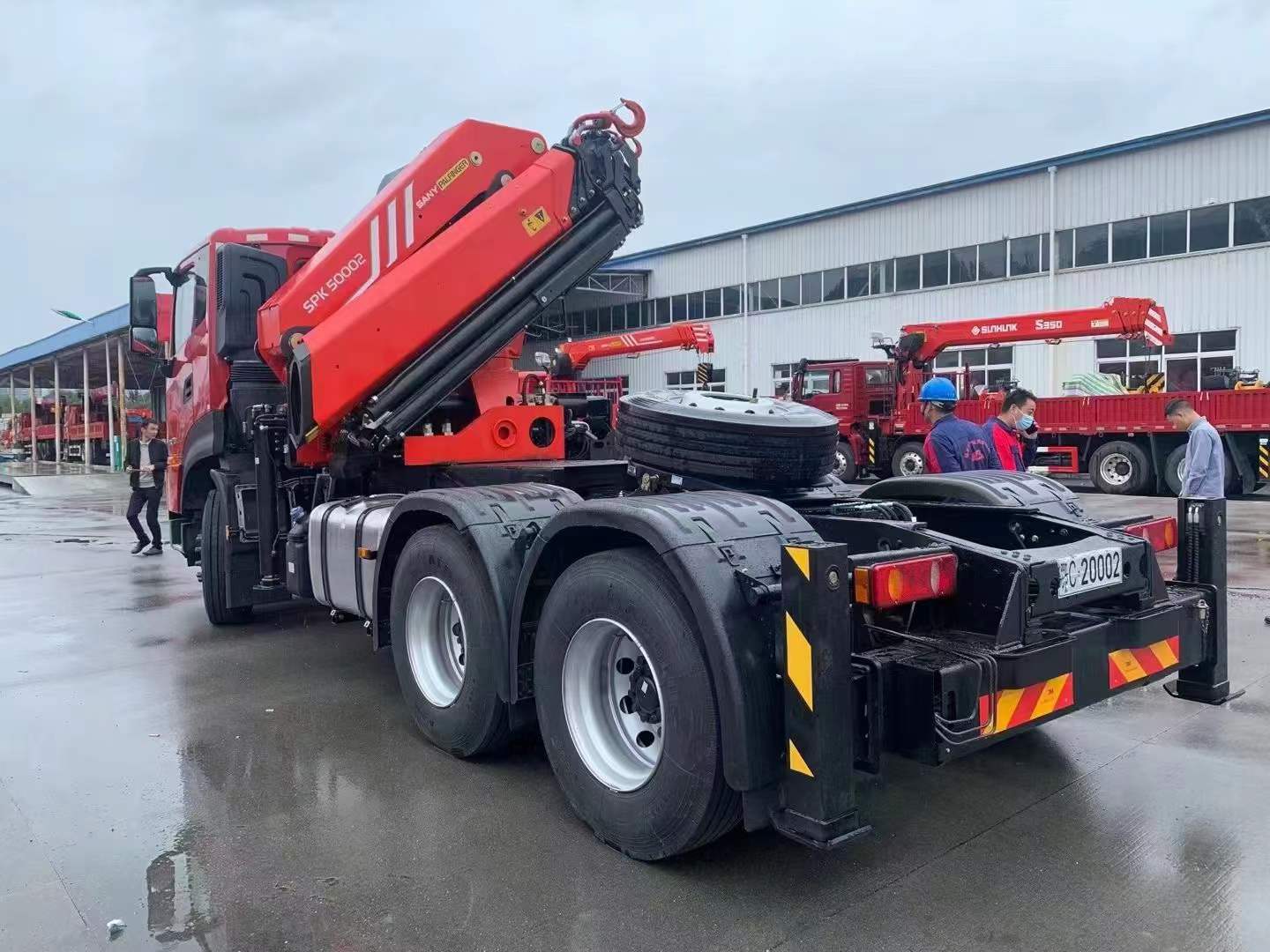 Shacman X3000 Sinotruk 6x4 6x6 tractor trailer mounted Sany parfiger 25-35 ton articulated boom crane