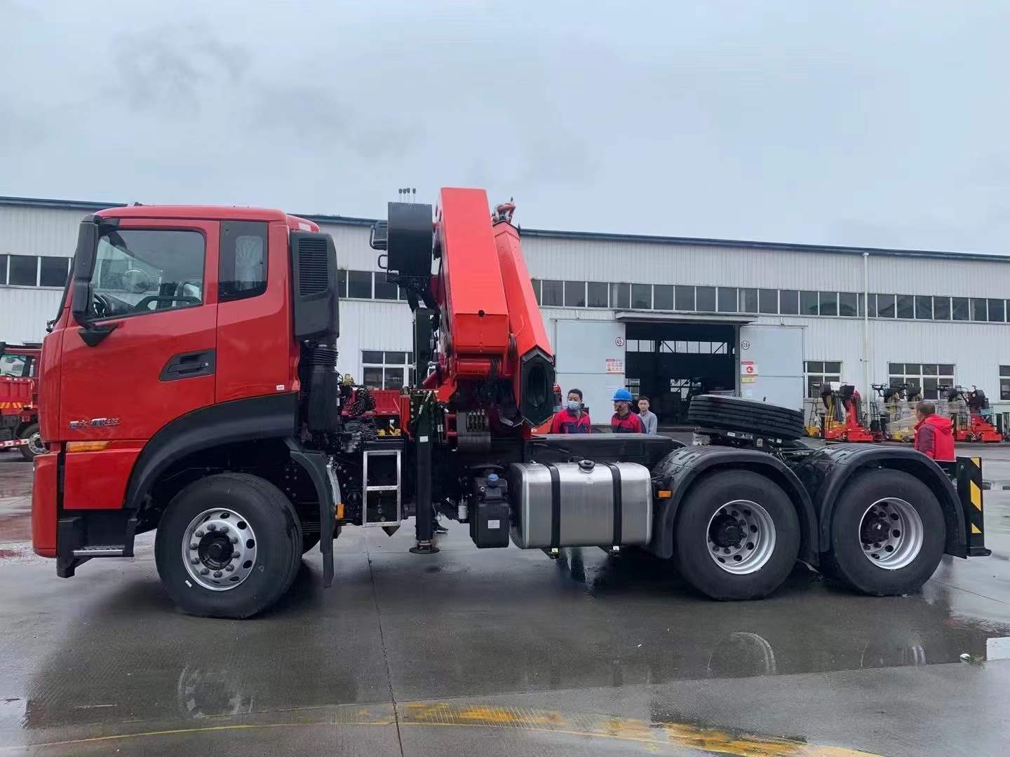 Shacman X3000 Sinotruk 6x4 6x6 tractor trailer mounted Sany parfiger 25-35 ton articulated boom crane