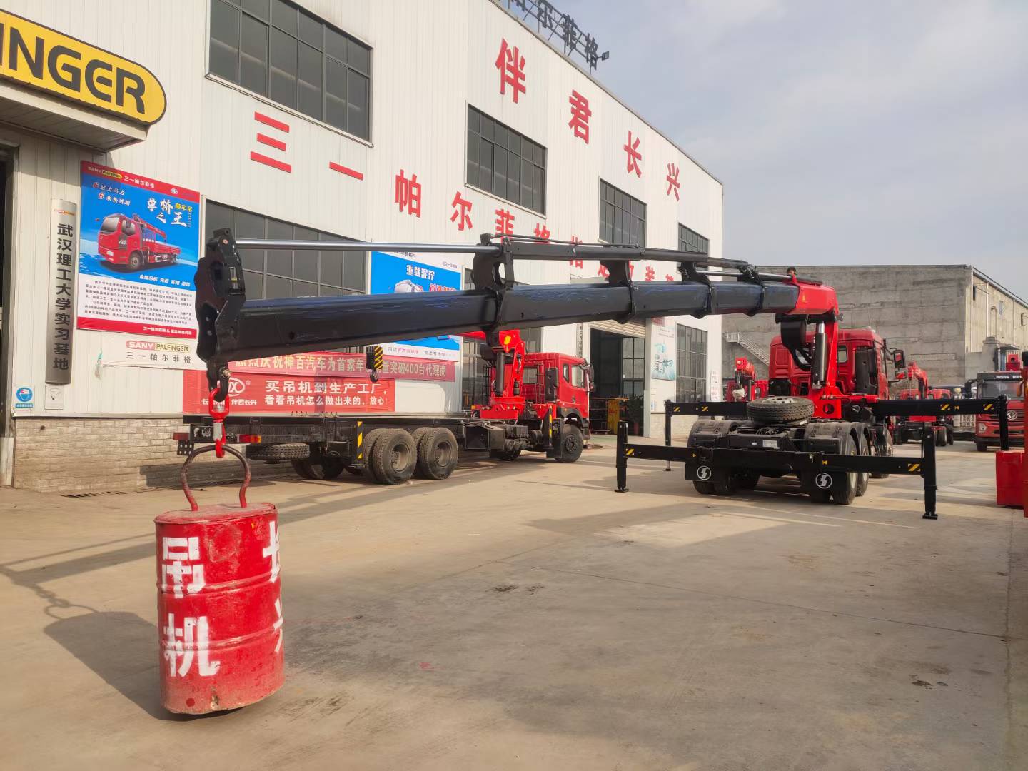 Shacman X3000 Sinotruk 6x4 6x6 tractor trailer mounted Sany parfiger 25-35 ton articulated boom crane