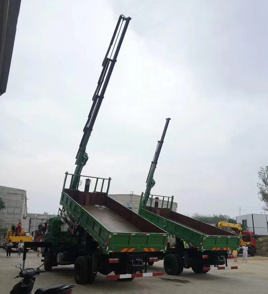 Dongfeng 7-ton folding arm sling 5-meter self dumping cargo compartment