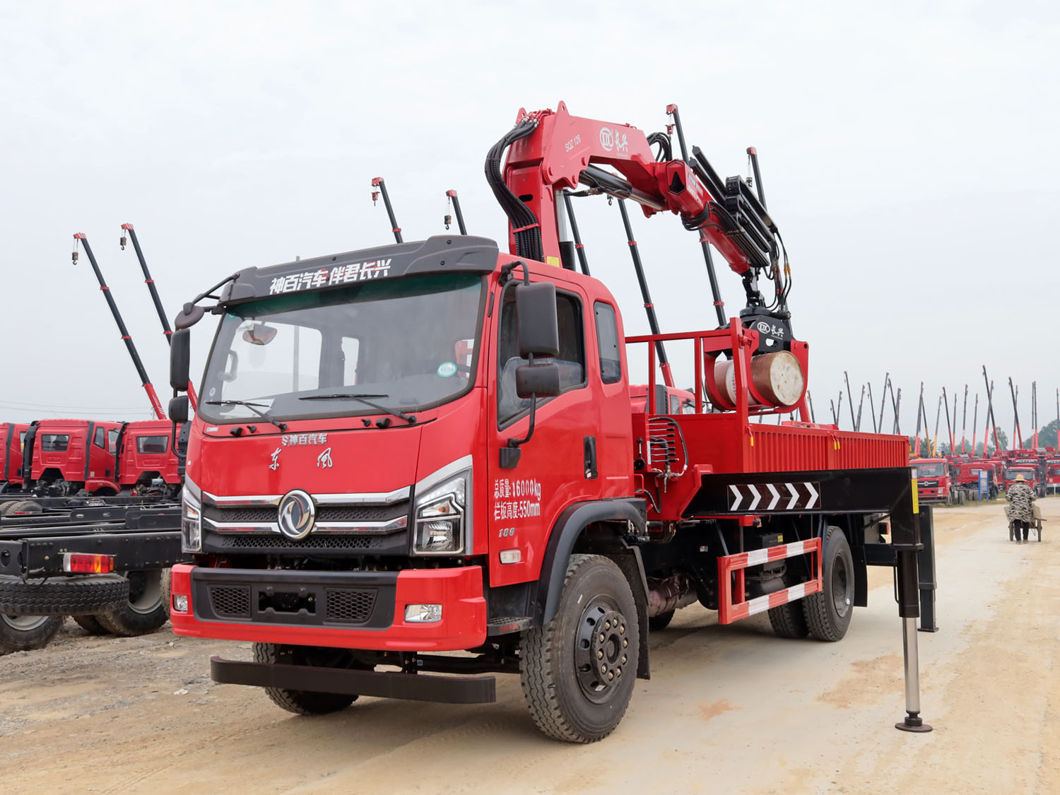 Factory cast Euro 3 4X2 7 ton articulated crane with wooden clamps