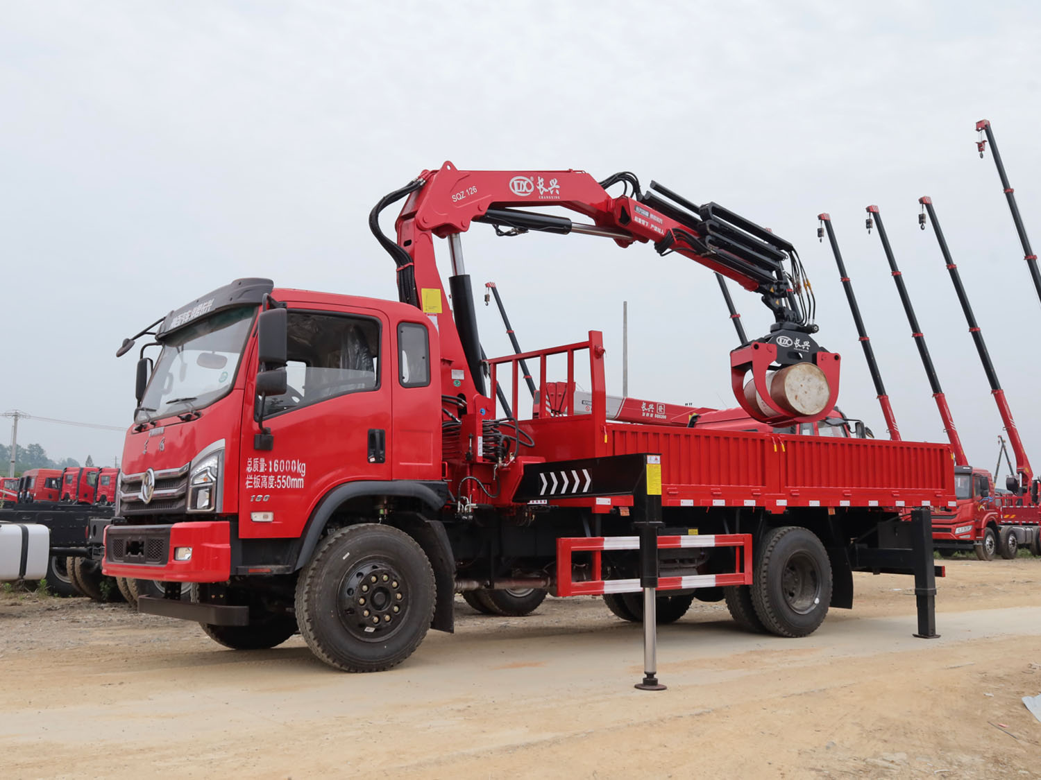 Factory cast Euro 3 4X2 7 ton articulated crane with wooden clamps