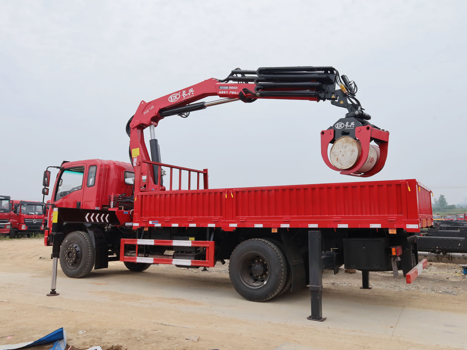 Factory cast Euro 3 4X2 7 ton articulated crane with wooden clamps