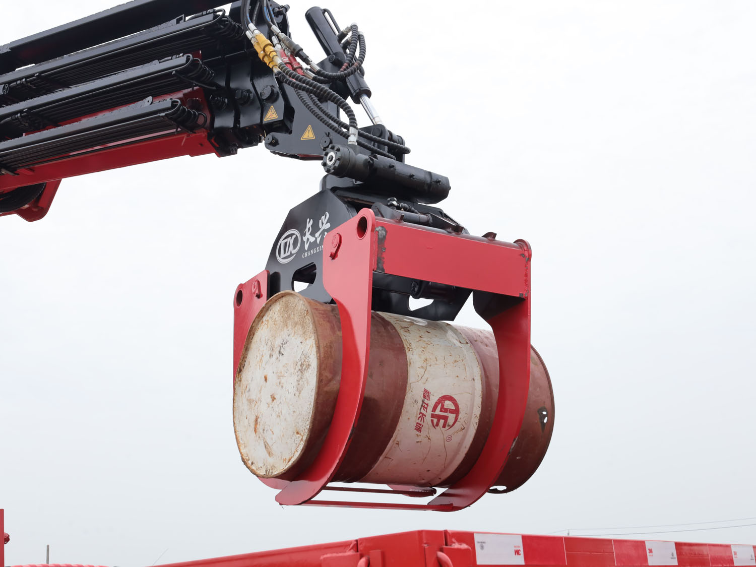 Factory cast Euro 3 4X2 7 ton articulated crane with wooden clamps