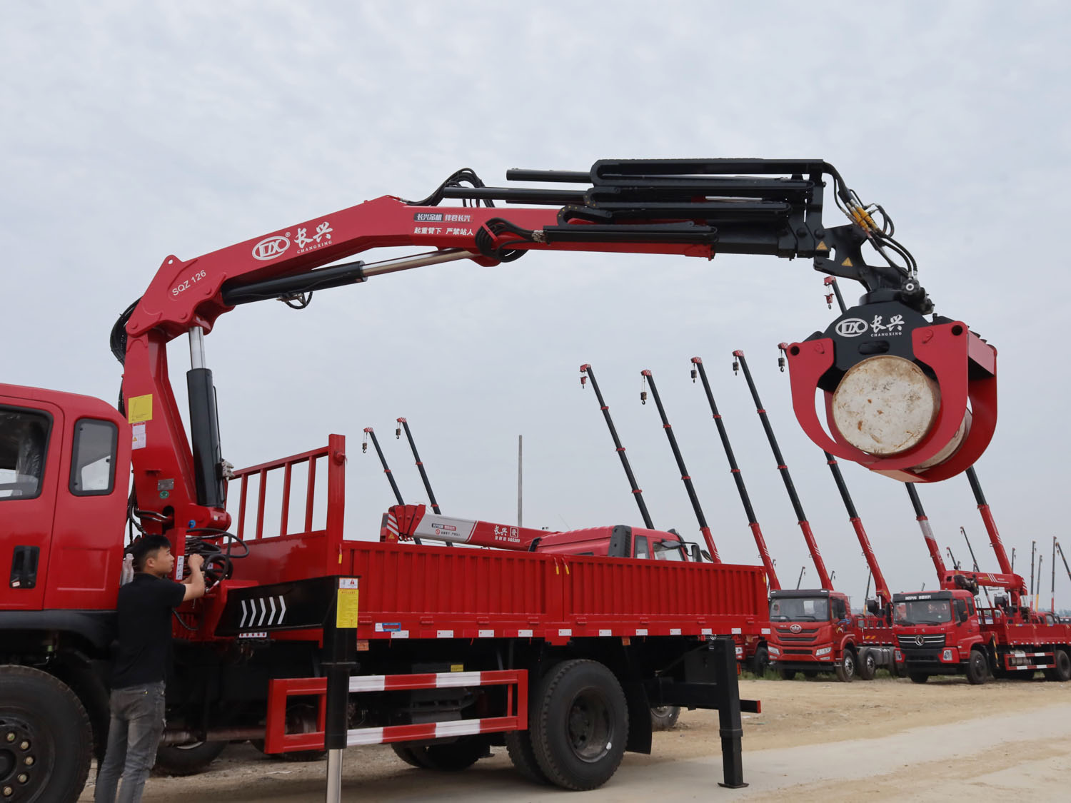Factory cast Euro 3 4X2 7 ton articulated crane with wooden clamps