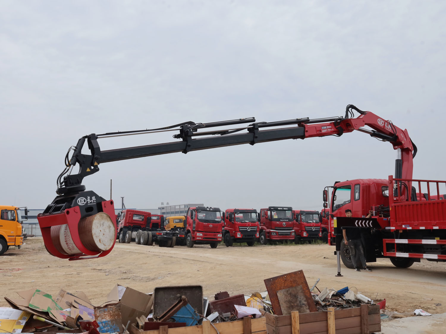 Factory cast Euro 3 4X2 7 ton articulated crane with wooden clamps