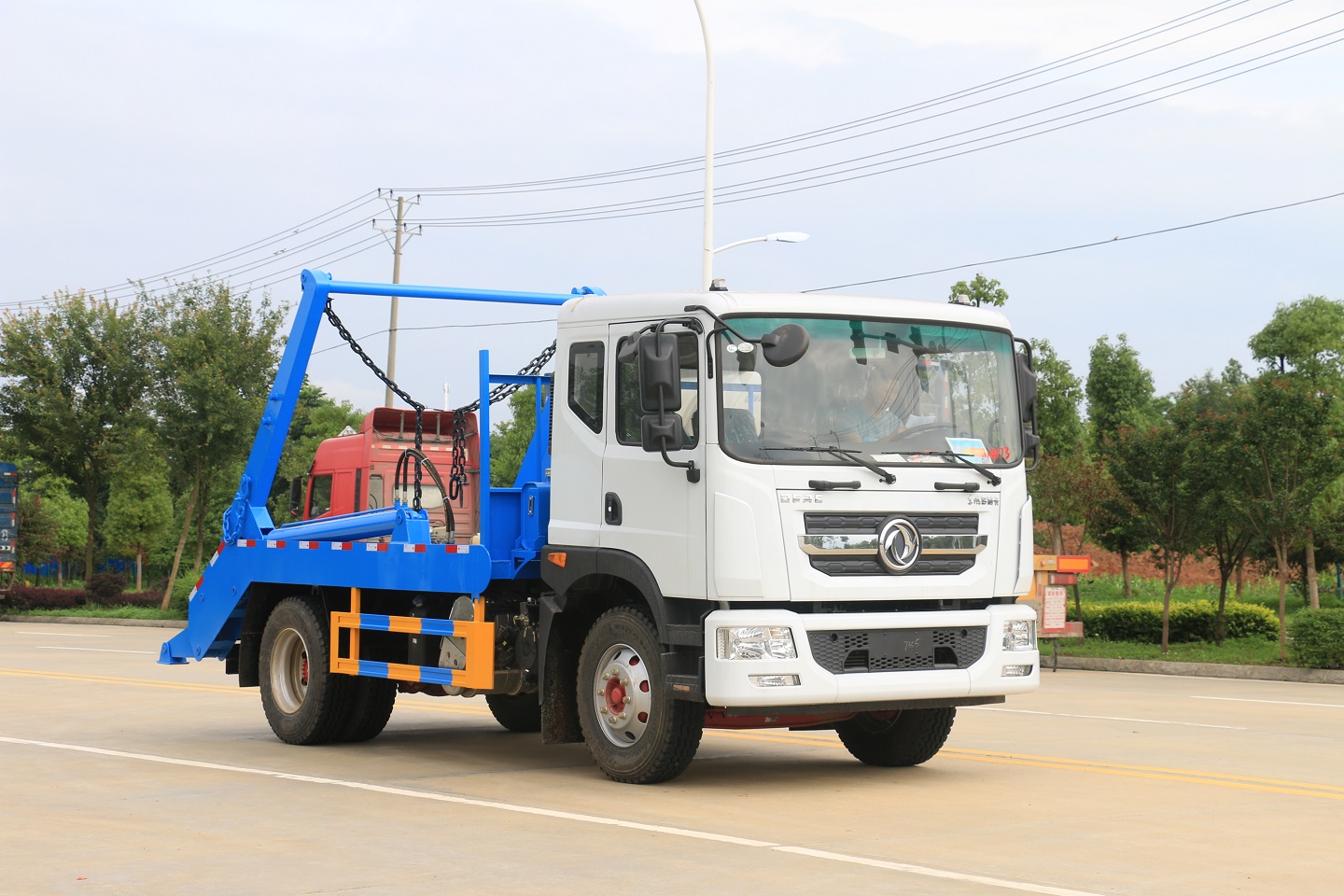 Base Price Light Duty Dongfeng Howo ISUZU 6-8m3 Small Swing Arm Garbage Truck图片