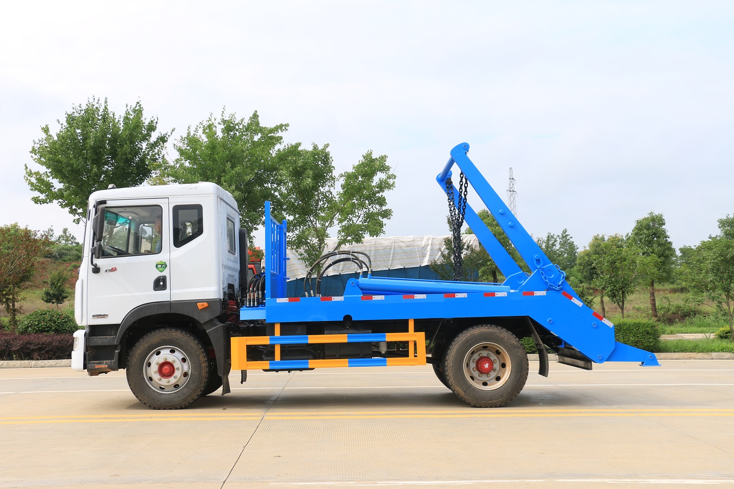 Base Price Light Duty Dongfeng Howo ISUZU 6-8m3 Small Swing Arm Garbage Truck