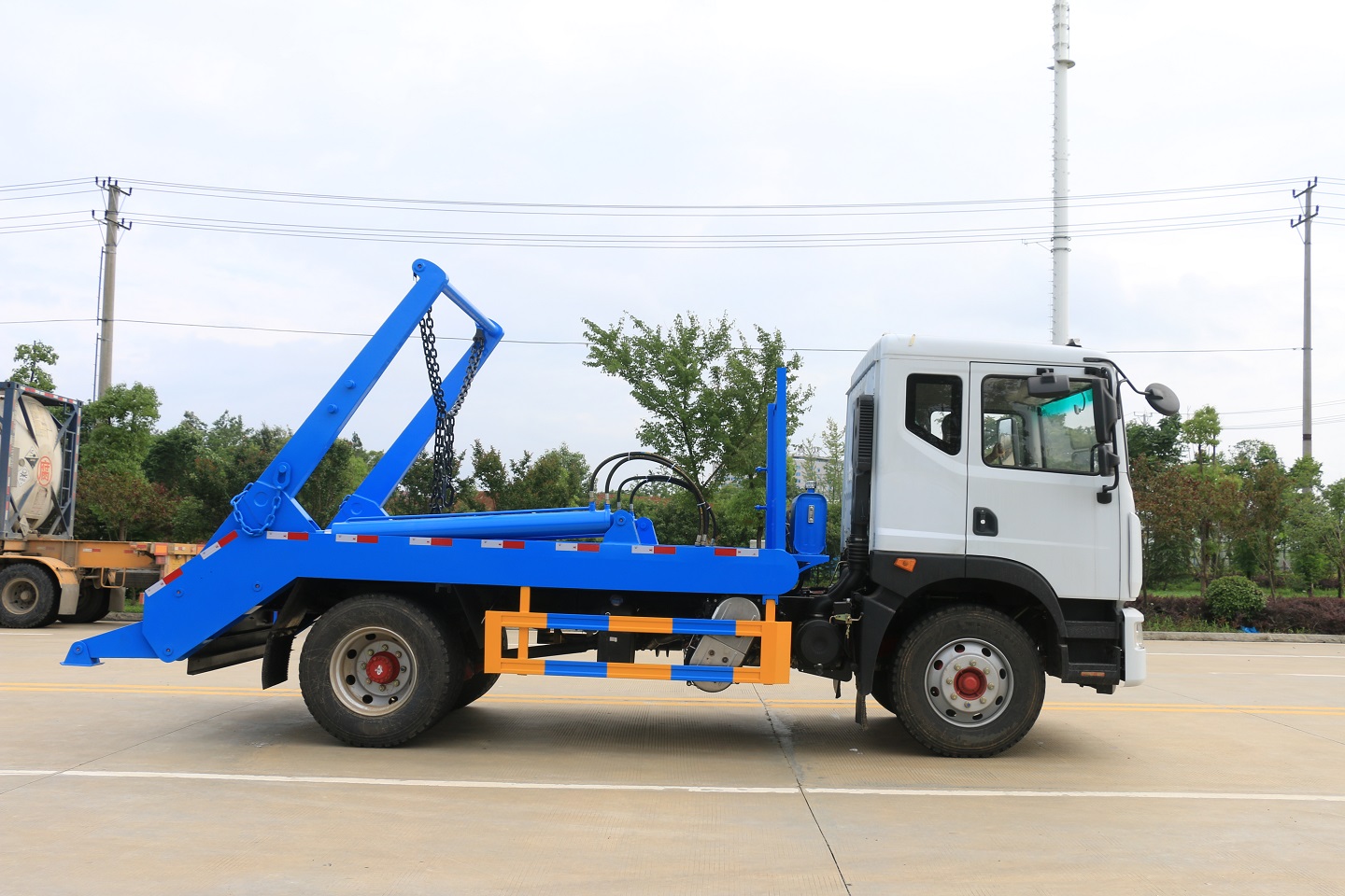 Base Price Light Duty Dongfeng Howo ISUZU 6-8m3 Small Swing Arm Garbage Truck