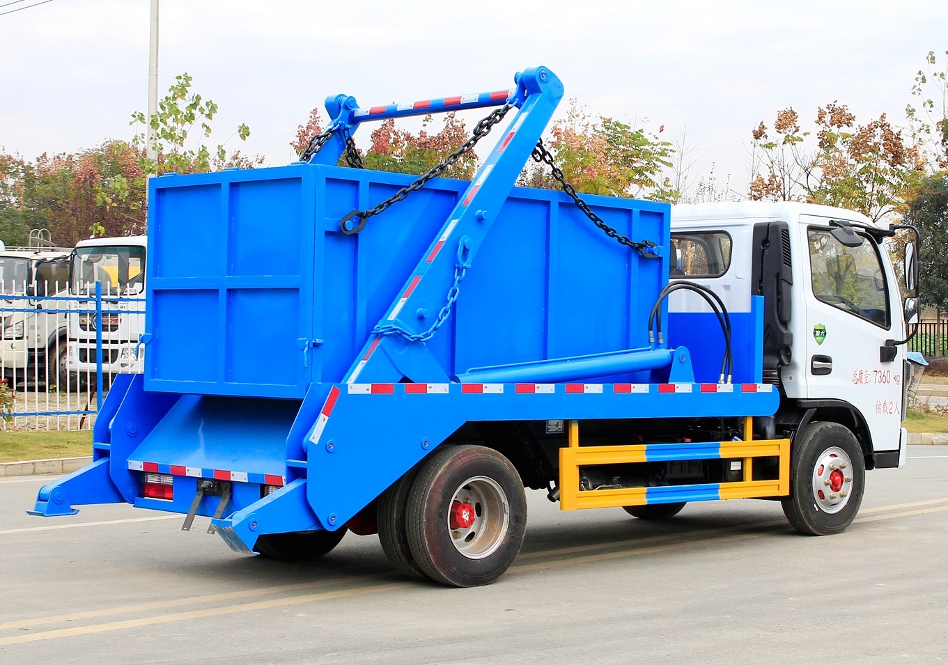 Dongfeng HOWO 6m3 8m3 Swing Arm Garbage Truck 4X2 Skip Loader Waste Collection Vehicle