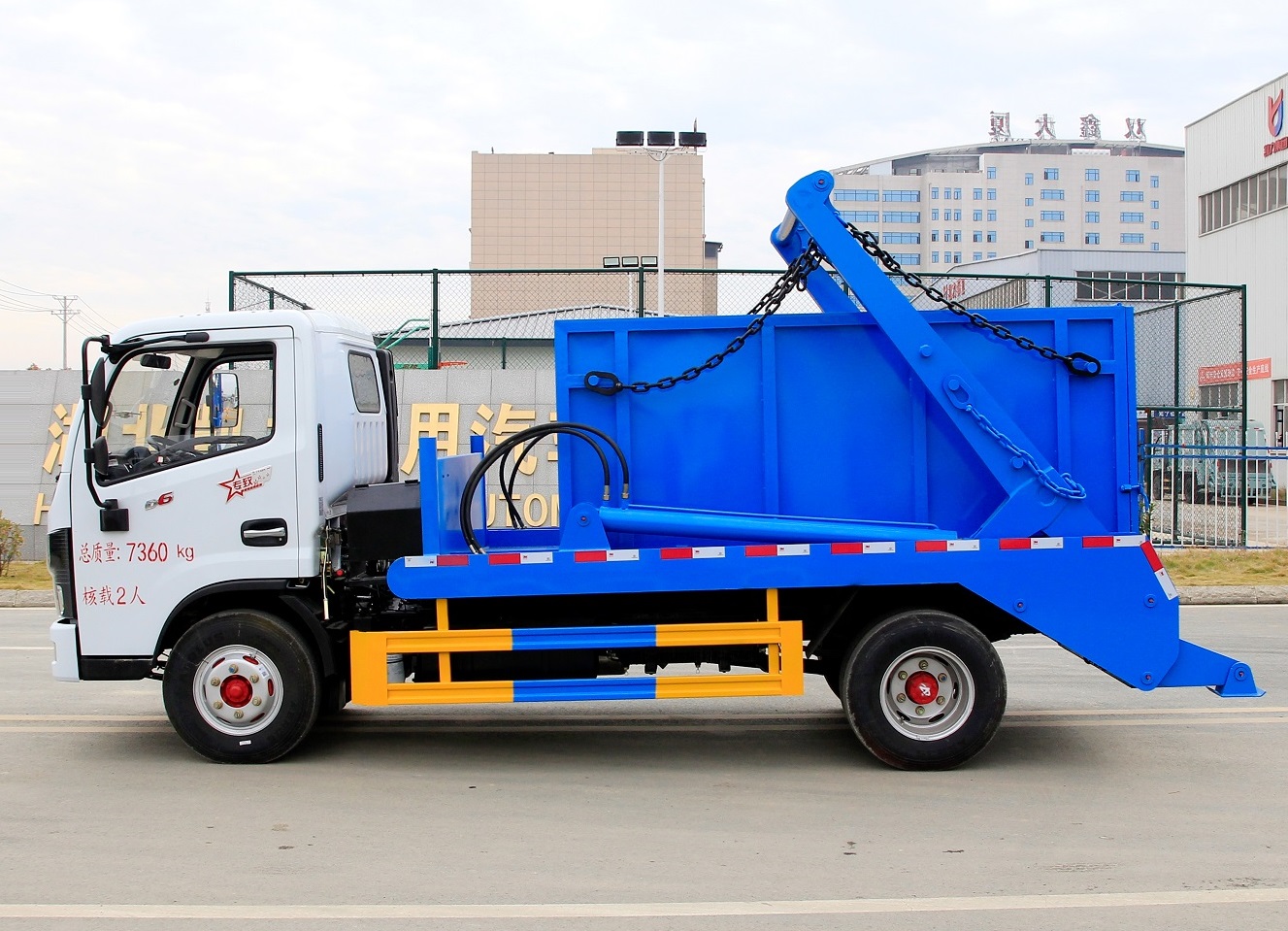Dongfeng HOWO 6m3 8m3 Swing Arm Garbage Truck 4X2 Skip Loader Waste Collection Vehicle