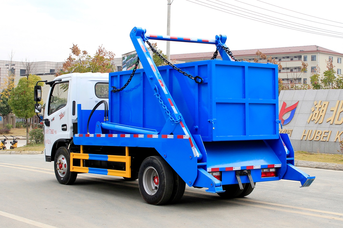 Dongfeng HOWO 6m3 8m3 Swing Arm Garbage Truck 4X2 Skip Loader Waste Collection Vehicle