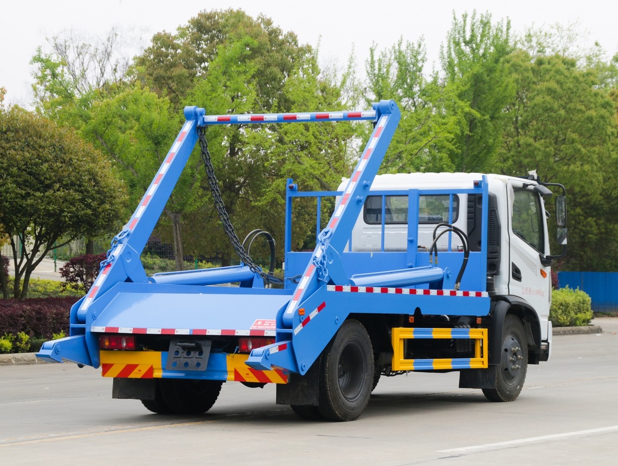 Right Hand Drive HOWO Dongfeng 8m3 10m3 5m3 6m3 Swing Arm Garbage Truck in Stock with Cheap Price