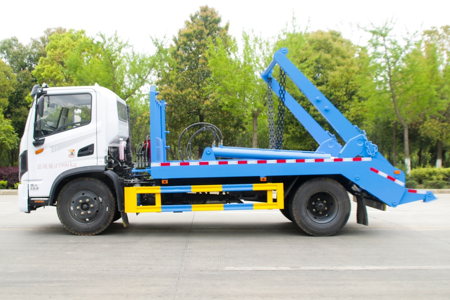 Right Hand Drive HOWO Dongfeng 8m3 10m3 5m3 6m3 Swing Arm Garbage Truck in Stock with Cheap Price
