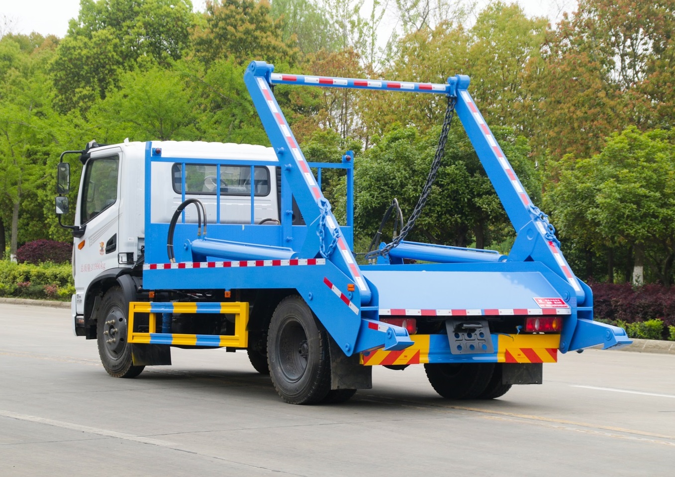 Right Hand Drive HOWO Dongfeng 8m3 10m3 5m3 6m3 Swing Arm Garbage Truck in Stock with Cheap Price