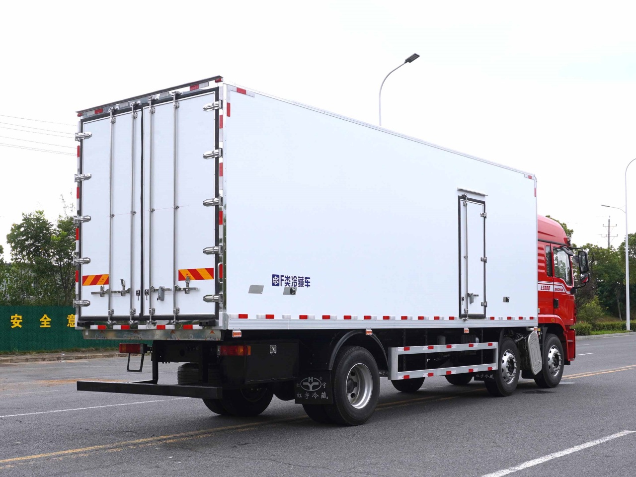 Low Maintenance Cost SHACMAN L3000 4x2 6x2 8x4 Refrigerated Trucks Good Control Cold Frozen Transport Truck For Frozen Food Transport