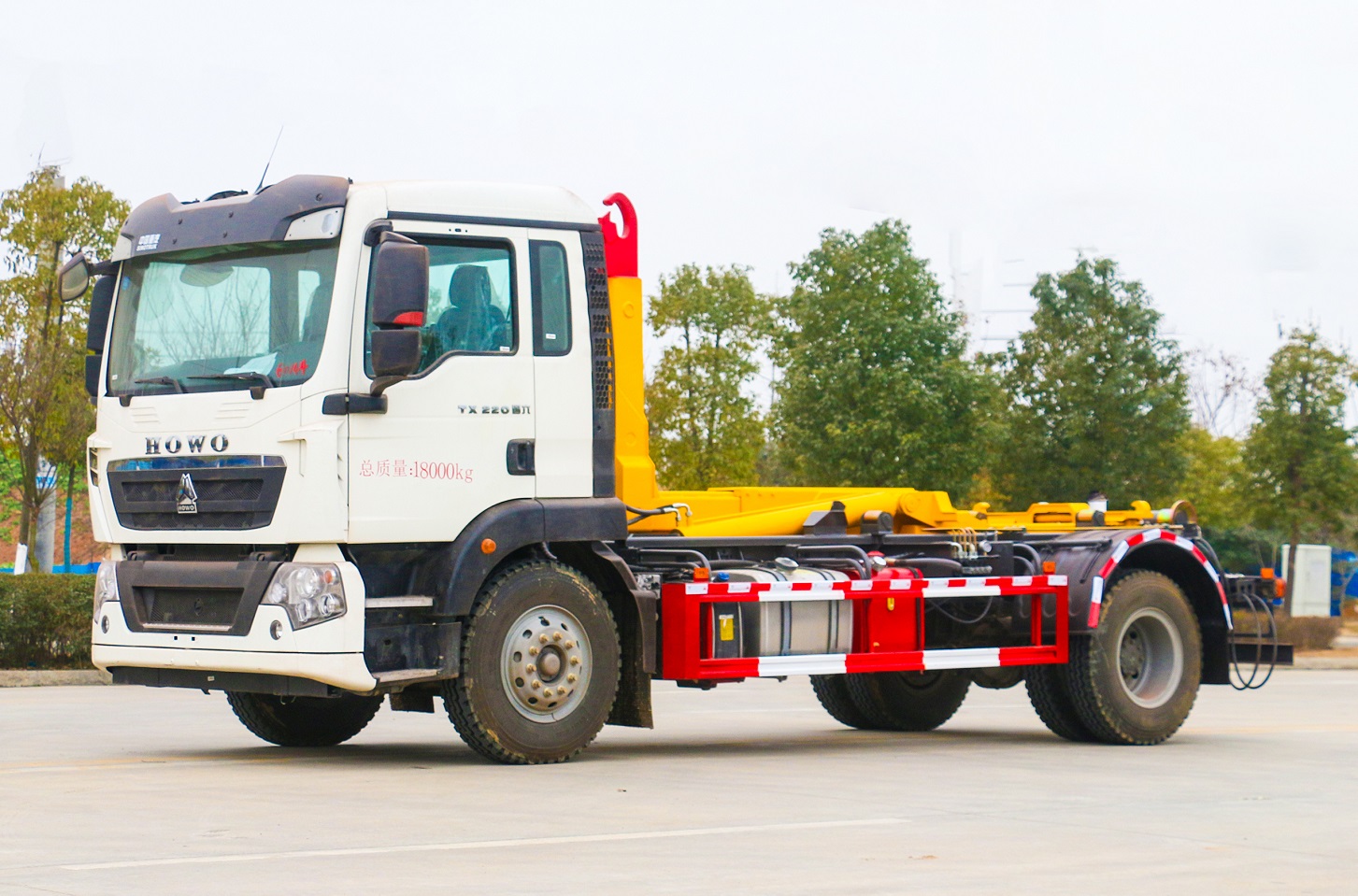 Sinotruk HOWO Refuse Dump Bin 12m3 Hook Lift HOWO Dump Bin Garbage Truck with Crane图片