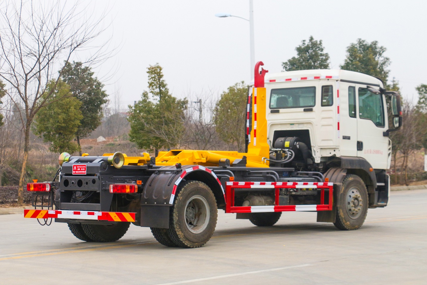 Sinotruk HOWO Refuse Dump Bin 12m3 Hook Lift HOWO Dump Bin Garbage Truck with Crane