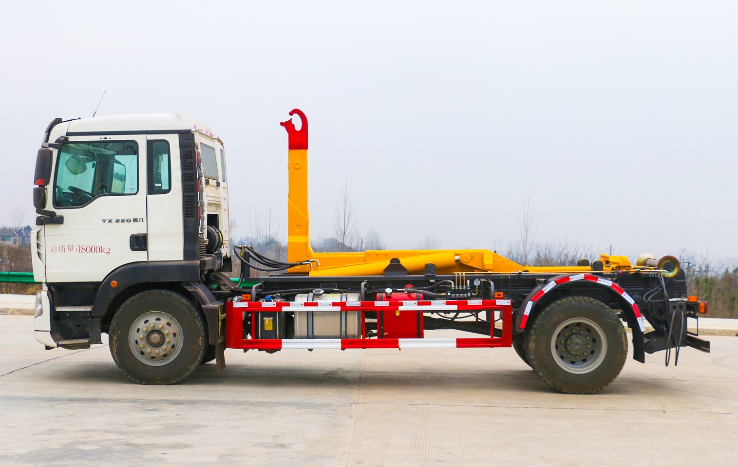 Sinotruk HOWO Refuse Dump Bin 12m3 Hook Lift HOWO Dump Bin Garbage Truck with Crane