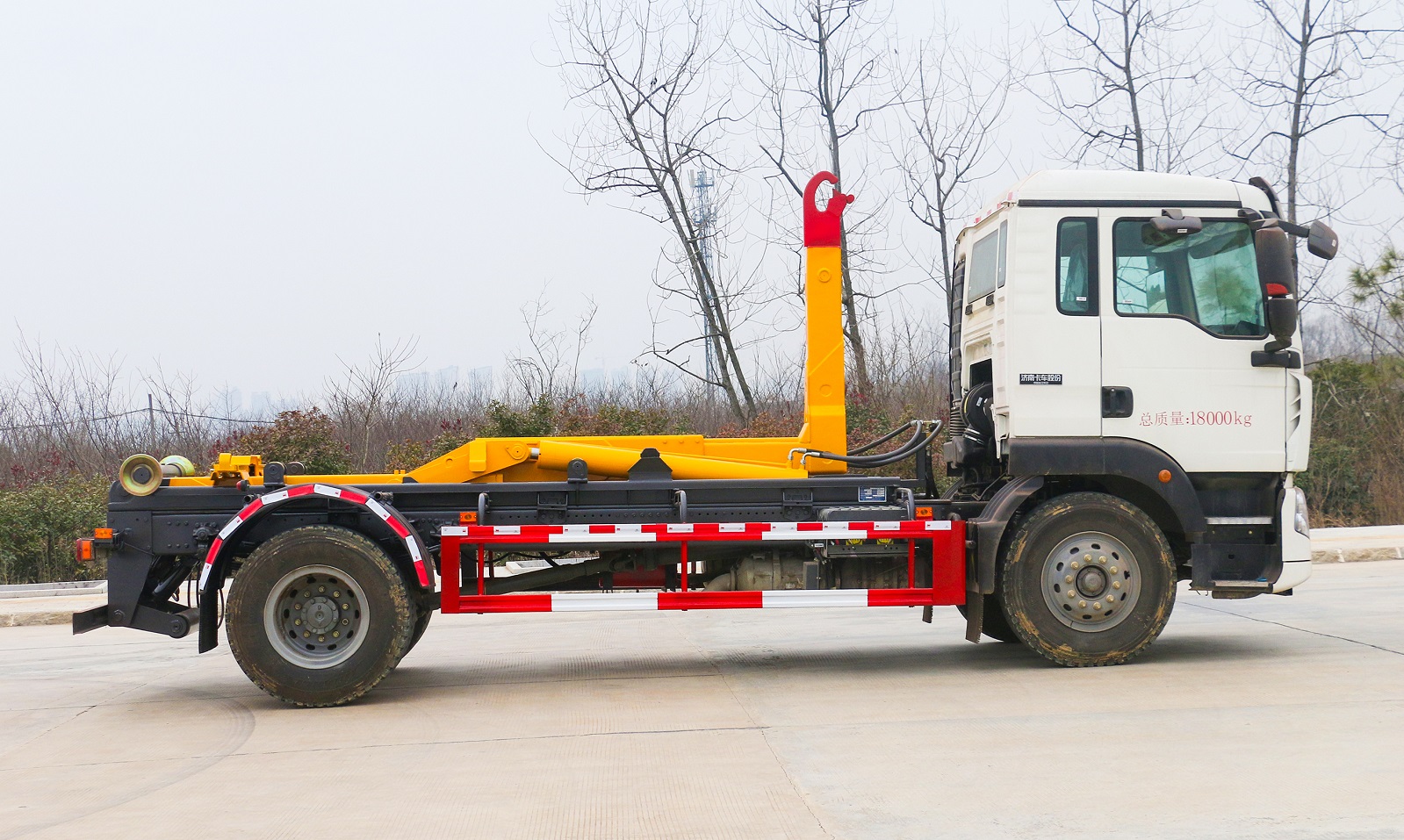 Sinotruk HOWO Refuse Dump Bin 12m3 Hook Lift HOWO Dump Bin Garbage Truck with Crane