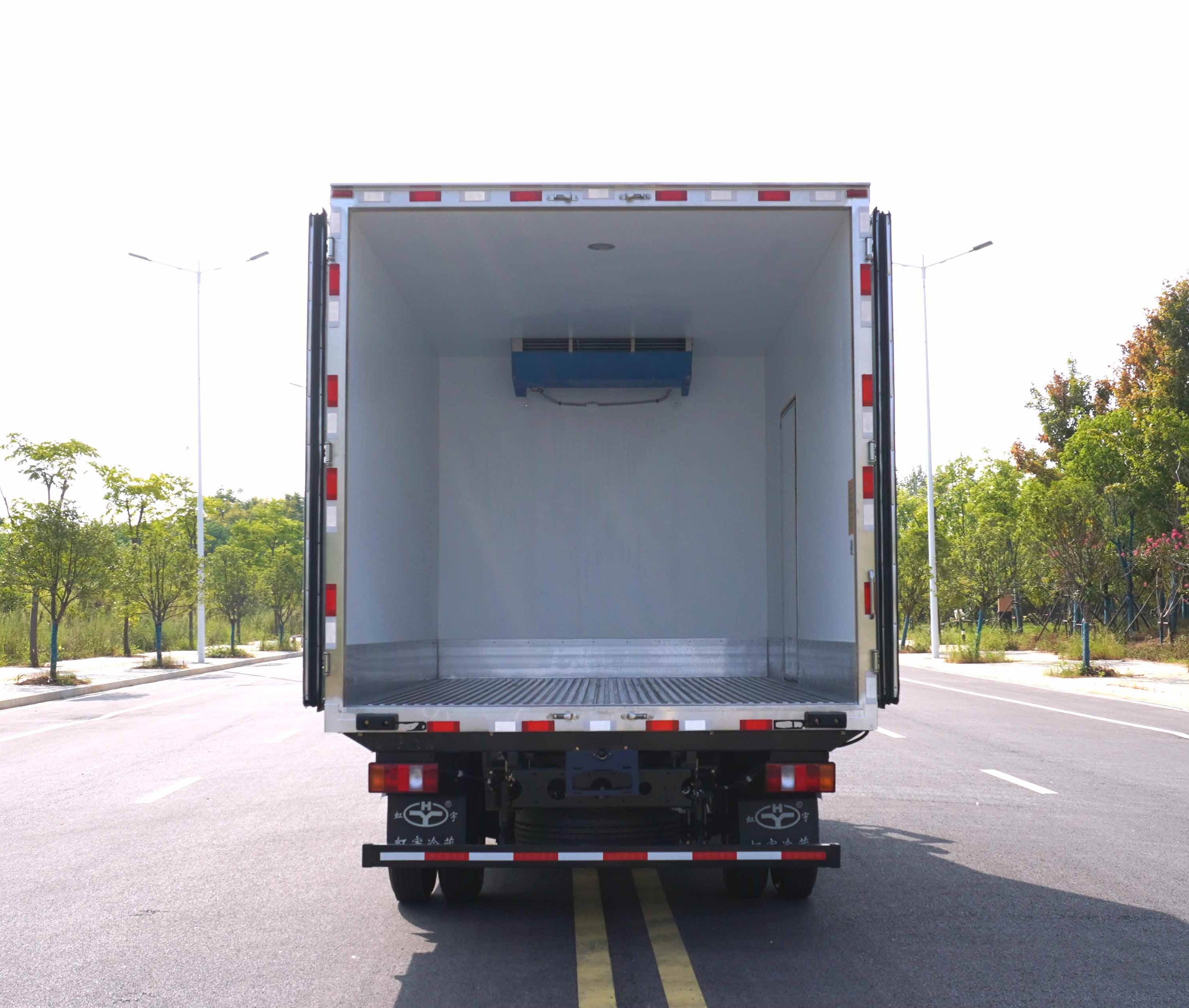 Sinotruk Howo China Manufacturer Refrigerated Van for Ice Cream Transportation Refrigerator Van Truck for Meat and Fish