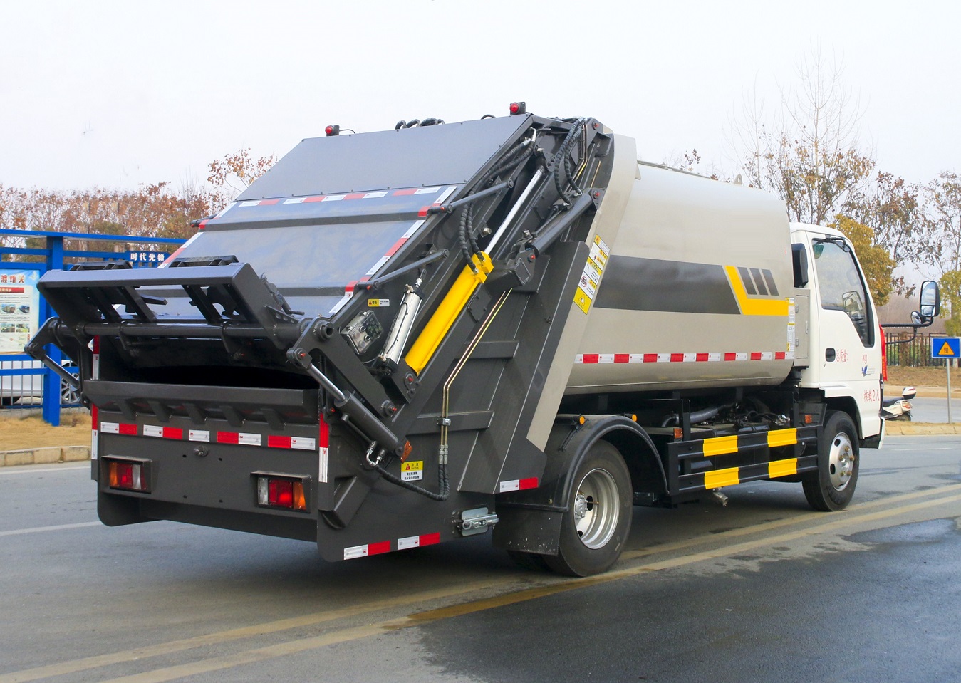 Isuzu 4x2 Small 6 Wheeler 4 Ton Waste Collection Rear Loader Garbage Compactor Trucks