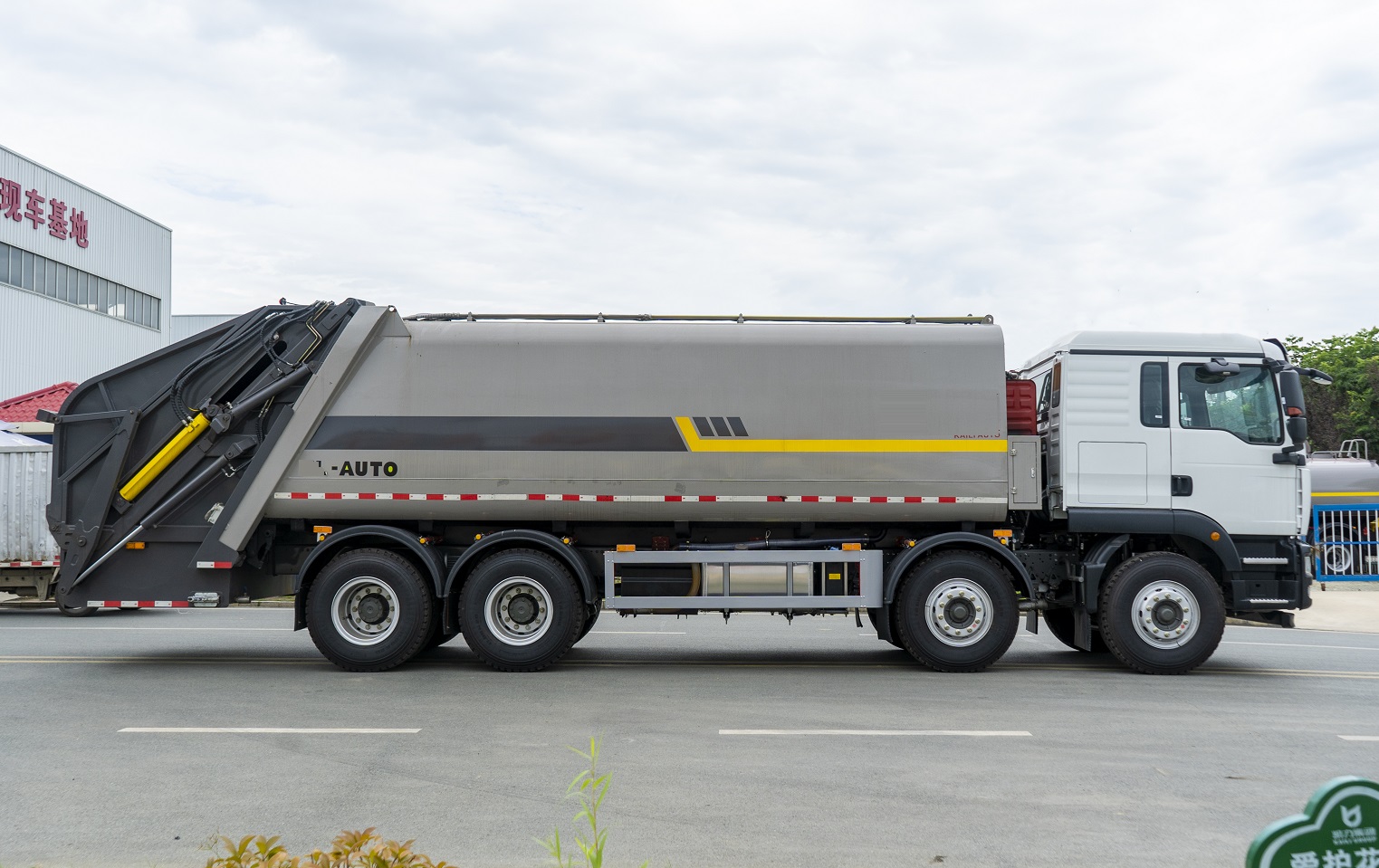 26 Cubic Sinotruk Compressed Garbage Truck Waste Collection Rear Loader Garbage Compactor Trucks with Swing Arm Garbage Bucket