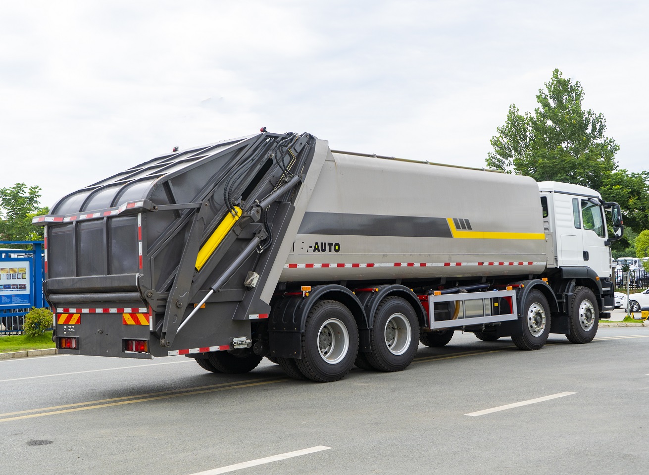 26 Cubic Sinotruk Compressed Garbage Truck Waste Collection Rear Loader Garbage Compactor Trucks with Swing Arm Garbage Bucket