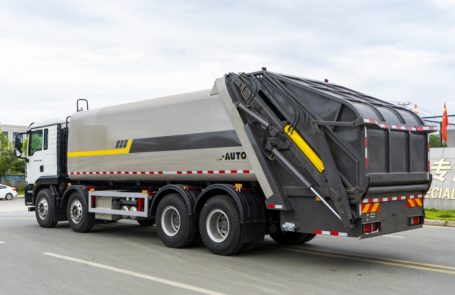 26 Cubic Sinotruk Compressed Garbage Truck Waste Collection Rear Loader Garbage Compactor Trucks with Swing Arm Garbage Bucket