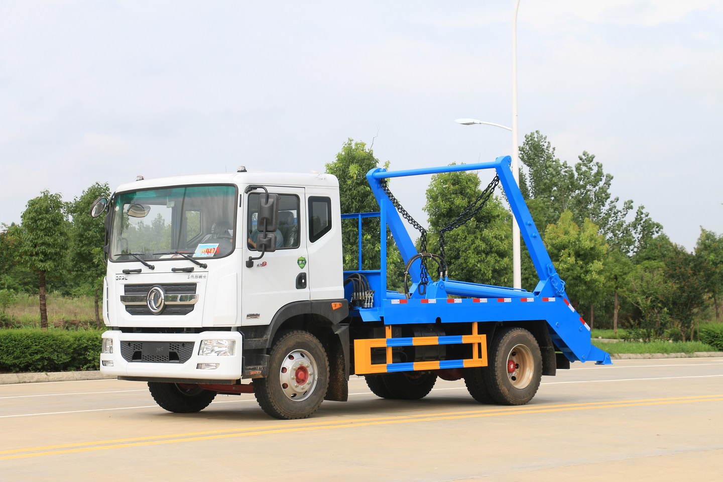 Dongfeng D9 4X2 8-10CBM Swing Arm Garbage Truck