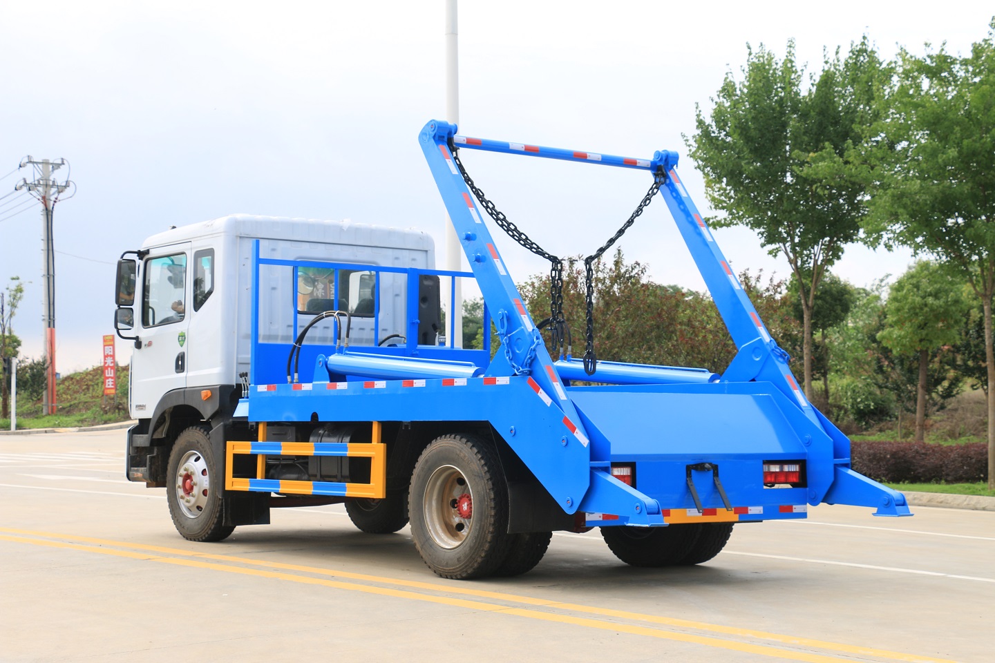 Dongfeng D9 4X2 8-10CBM Swing Arm Garbage Truck