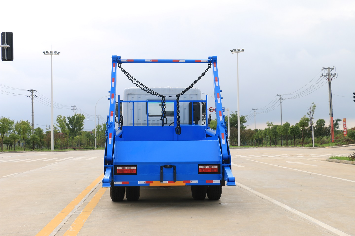 Dongfeng D9 4X2 8-10CBM Swing Arm Garbage Truck