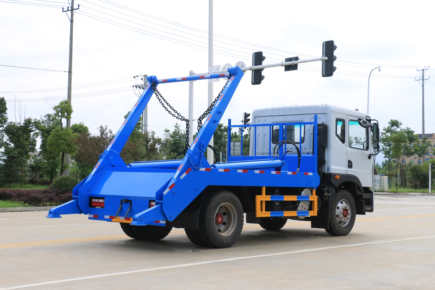 Dongfeng D9 4X2 8-10CBM Swing Arm Garbage Truck