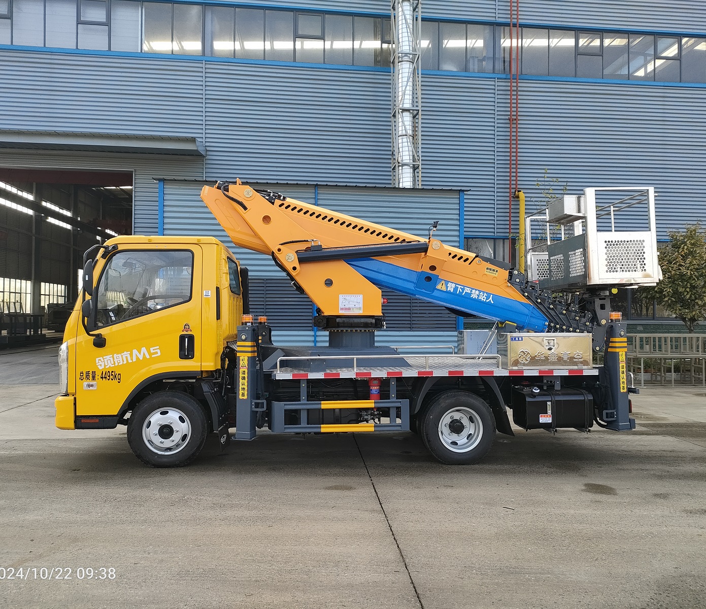 Foton Hydraulic Telescopic 28m 30m Telescopic Boom Lift Truck Working Bucket Lifting Trucks for Sale Aerial Work Platform Truck with Crew Cabin