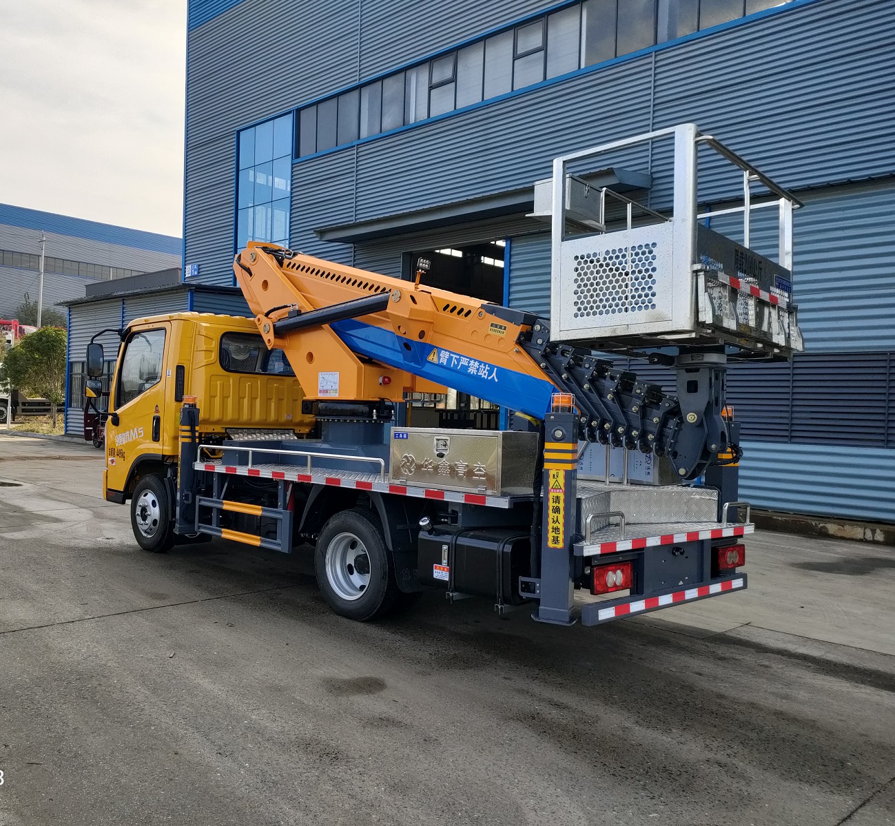 Foton Hydraulic Telescopic 28m 30m Telescopic Boom Lift Truck Working Bucket Lifting Trucks for Sale Aerial Work Platform Truck with Crew Cabin