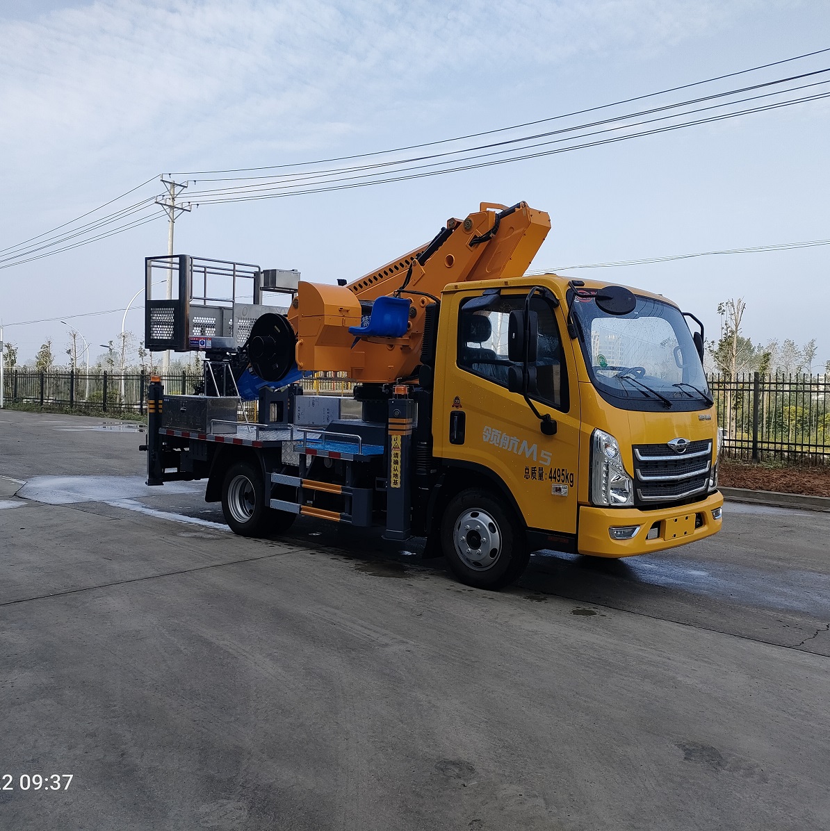 Foton Hydraulic Telescopic 28m 30m Telescopic Boom Lift Truck Working Bucket Lifting Trucks for Sale Aerial Work Platform Truck with Crew Cabin