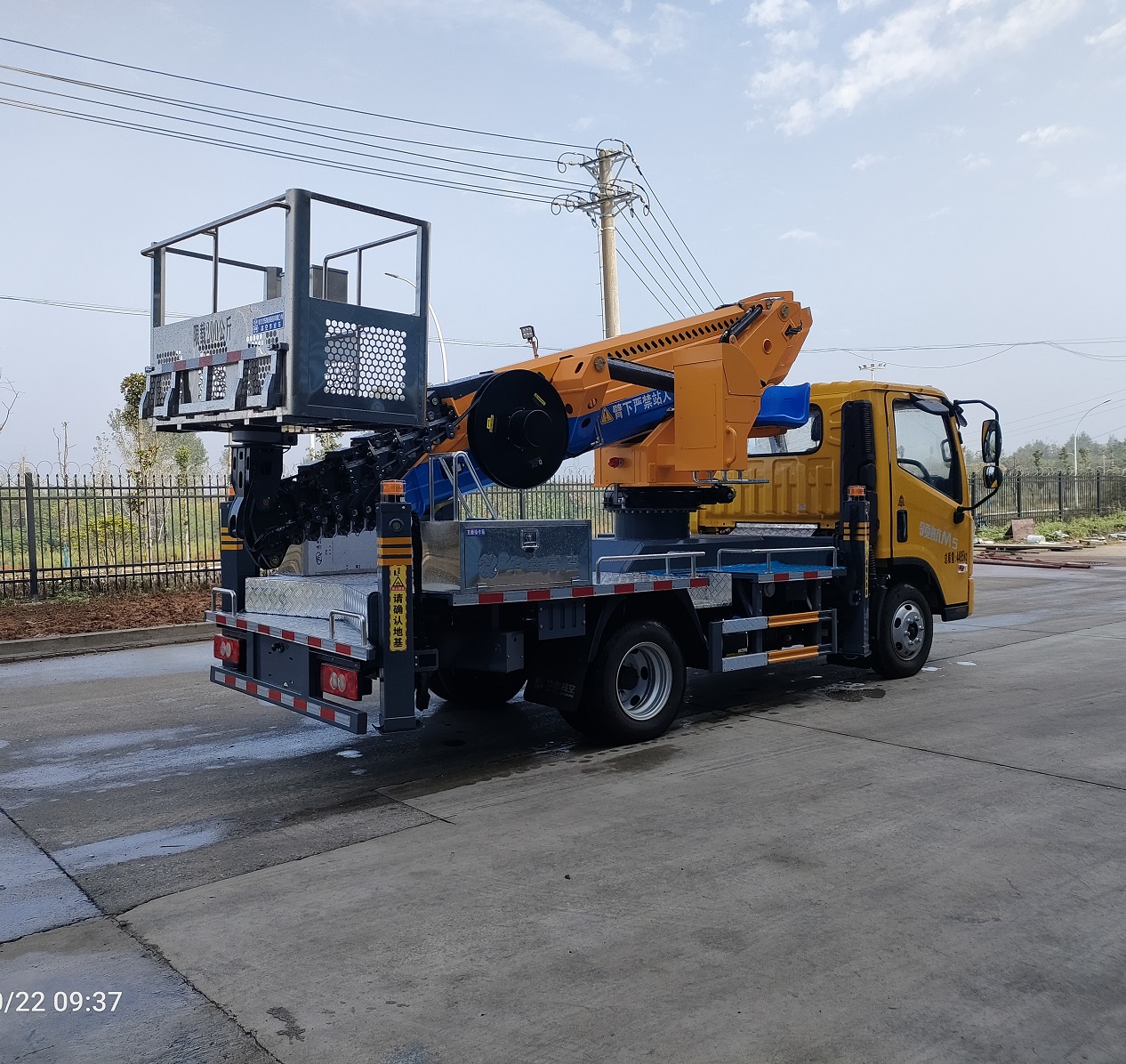 Foton Hydraulic Telescopic 28m 30m Telescopic Boom Lift Truck Working Bucket Lifting Trucks for Sale Aerial Work Platform Truck with Crew Cabin
