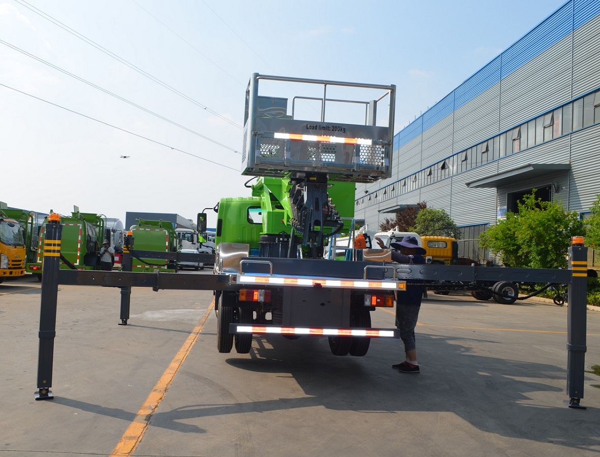 ISUZU 31M Telescopic Boom Bucket Hydraulic Lifting Platform Truck Aerial Boom Lift Bucket Cherry Picker Truck