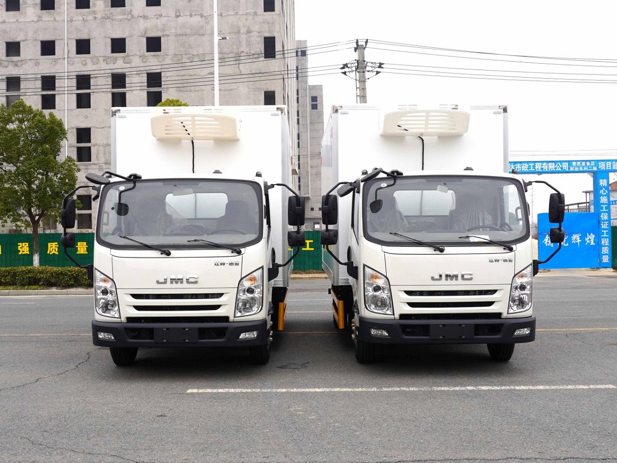 Isuzu JMC Automatic End Tipper off Loading Cold Truck Harmless Animal Refeer Truck 5ton Dead Animal Refrigerated Truck with Disinfection Function