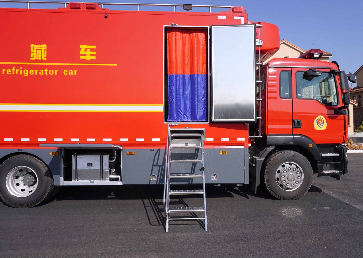 Sinotruk SITRAK 4x2 Fire refrigerated truck Transport Carrier Freezer Cooling Cargo Van Thermo with Rear Hydraulic Lifting Platform