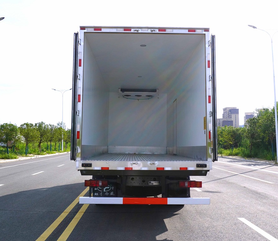 Sinotruk HOWO 4x2 Fire refrigerated truck Transport for Fresh Meat Vegetables Chilled Meat with Rear Hydraulic Lifting Platform