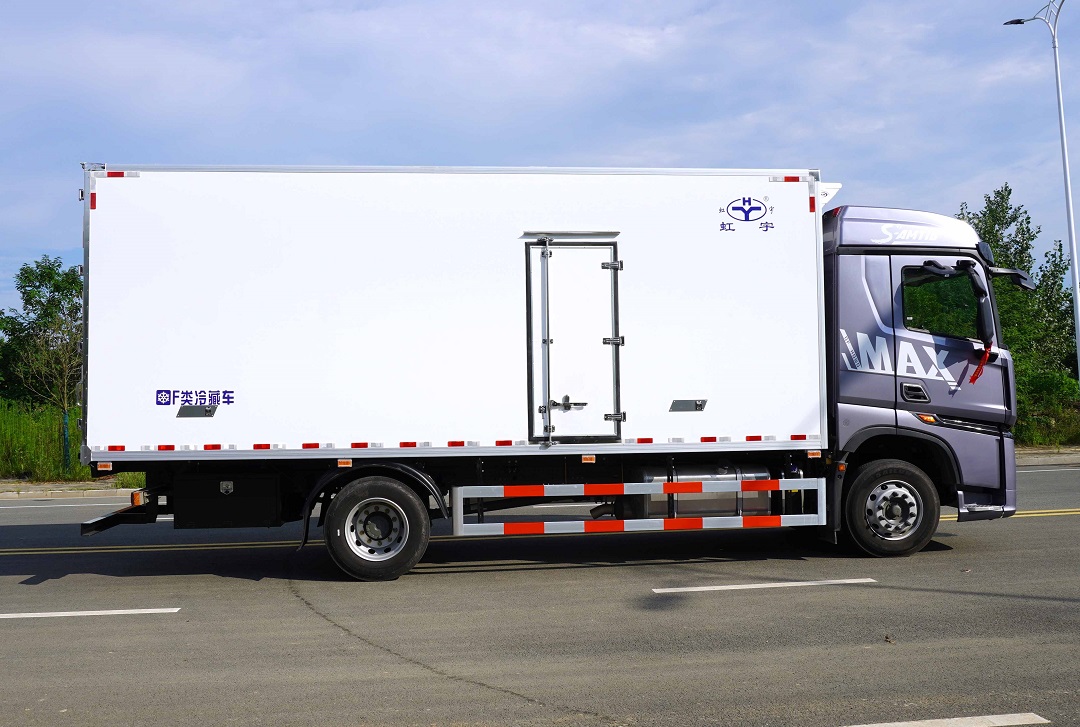 Sinotruk HOWO 4x2 Fire refrigerated truck Transport for Fresh Meat Vegetables Chilled Meat with Rear Hydraulic Lifting Platform