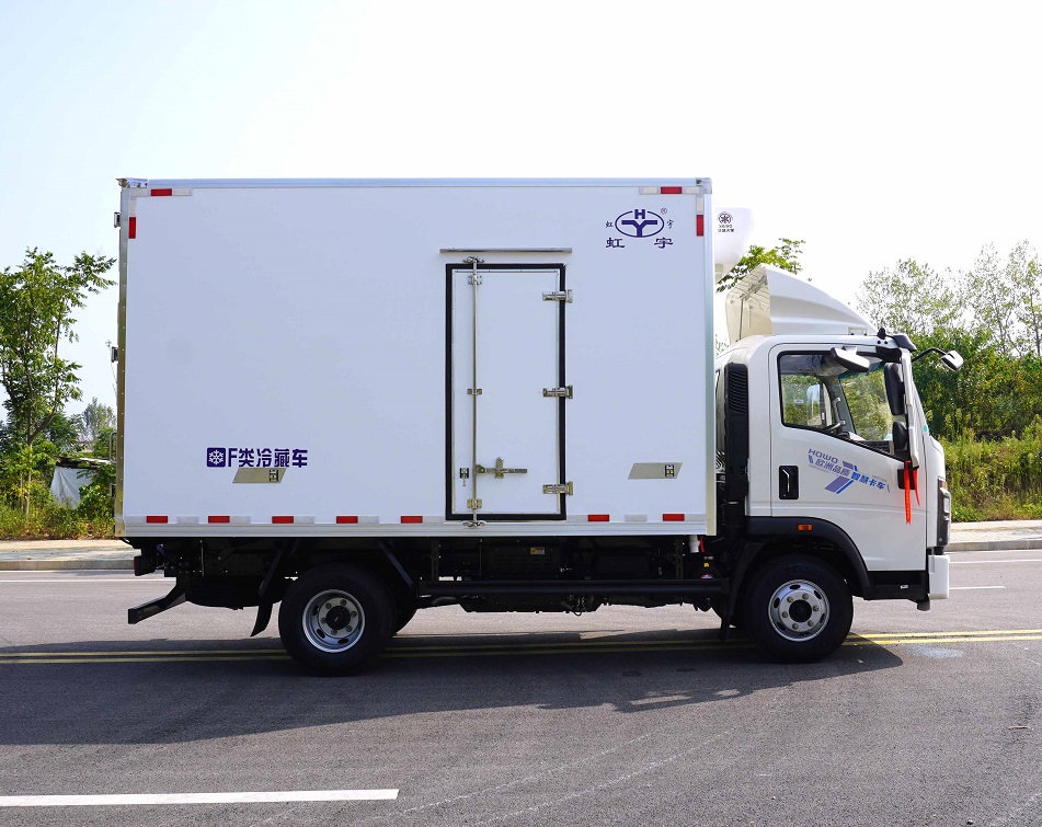 Sinotruk HOWO 5tons Refrigerator Truck with Carrier Temperature Controlled System for Clinical Waste Medical Refuse Transfer