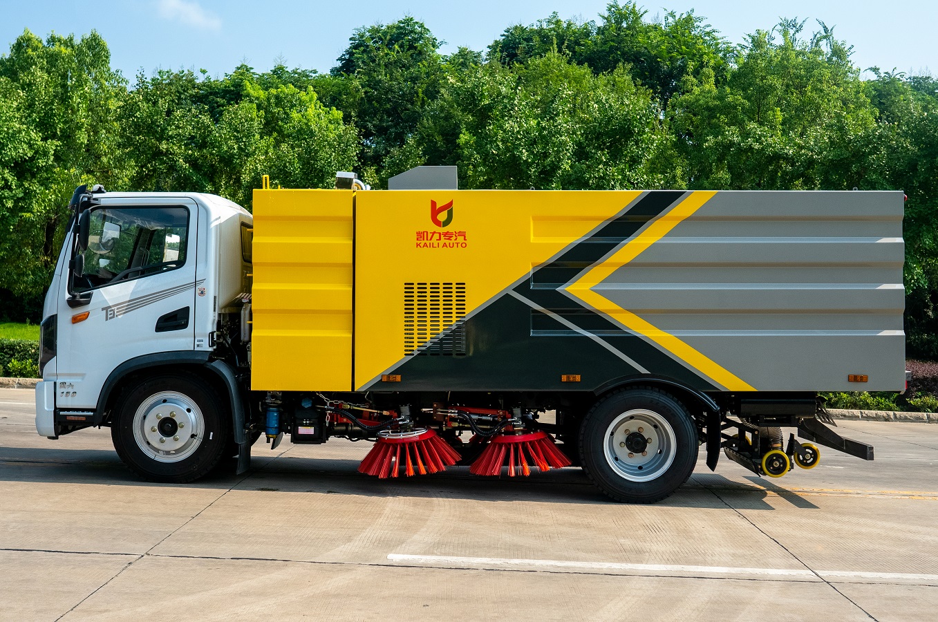 Isuzu Dongfeng Clean Car Sweeper Truck Mounted Street Dust and Stones Cleaning Road Cleaning Street Flusher Trucks with 4 Brushes